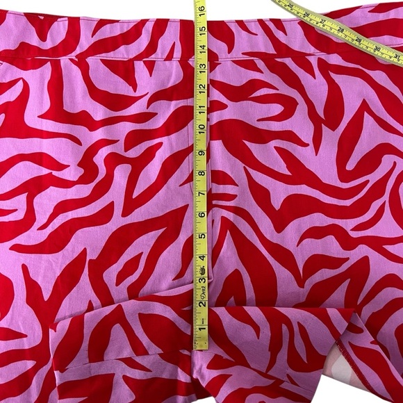 Spanx 3X Polished On The Go 6" Short in True Red Zebra Stripe Animal Print NWT - Picture 12 of 16